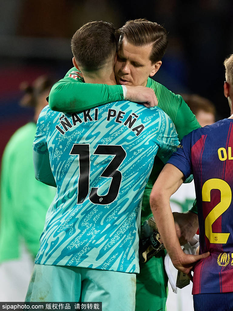 万金油!巴萨后卫客串中场惊艳全场!诺坎普球迷起立鼓掌致敬