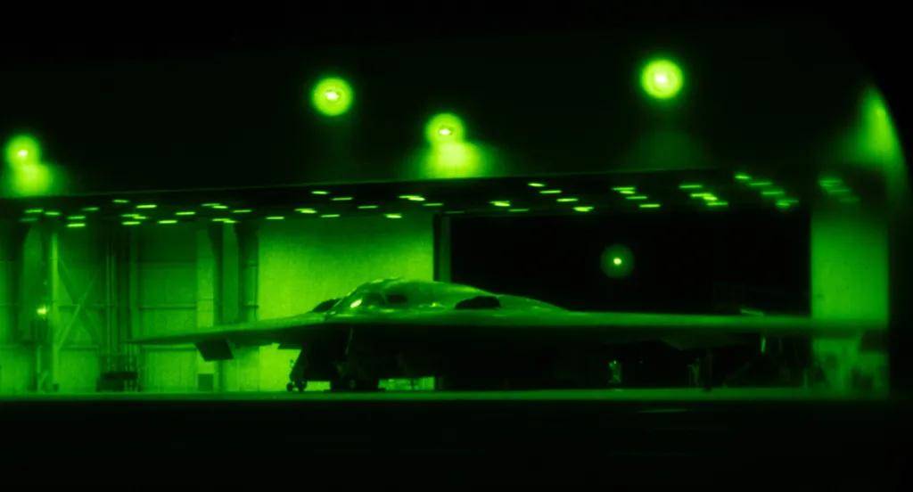 美媒：想让B-21深入中俄腹地，自由出入肆意轰炸，100架远远不够