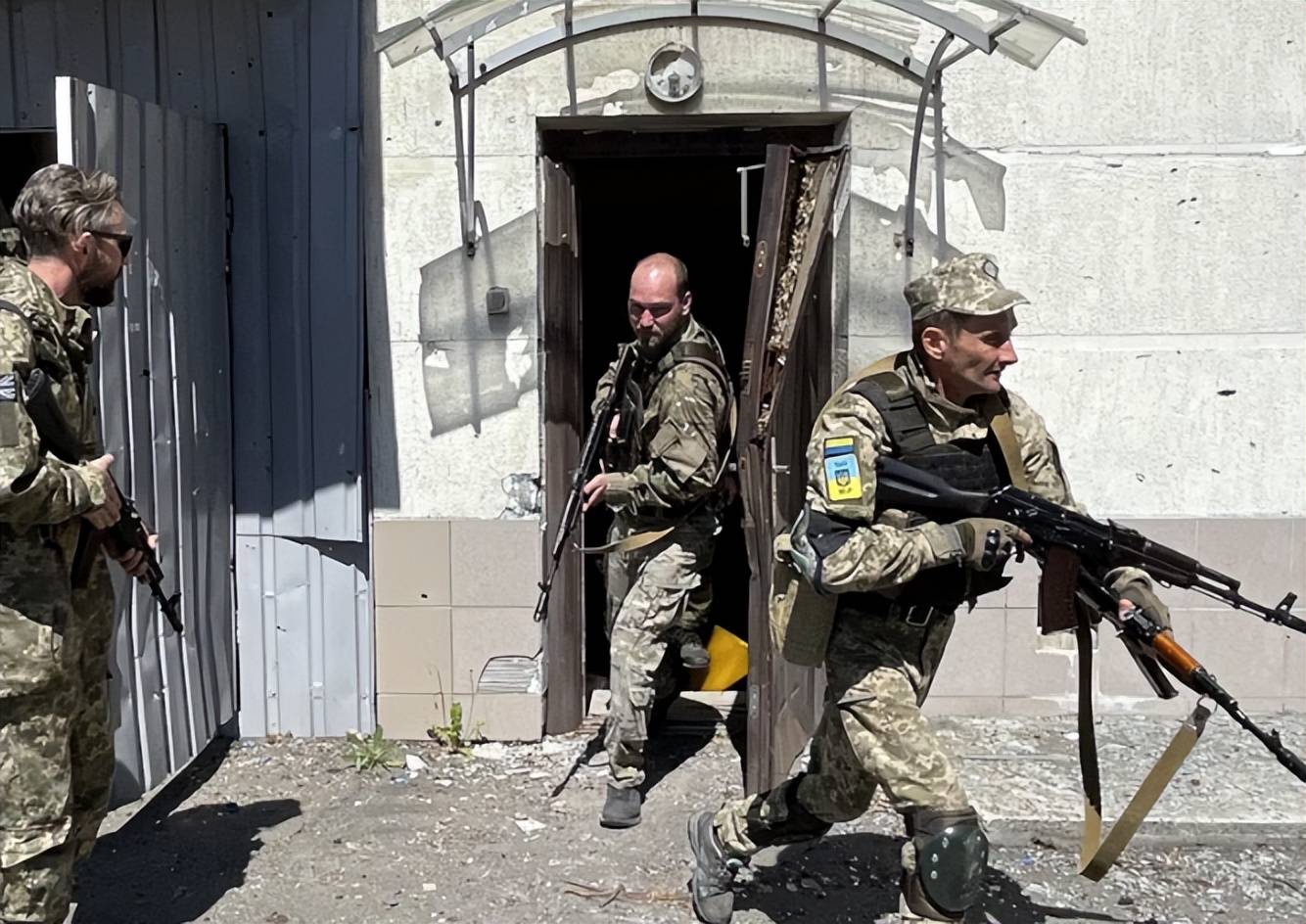 战斗在深夜爆发，乌克兰闹内讧，特种部队和正规军发生冲突，副总司令出面都压不住火