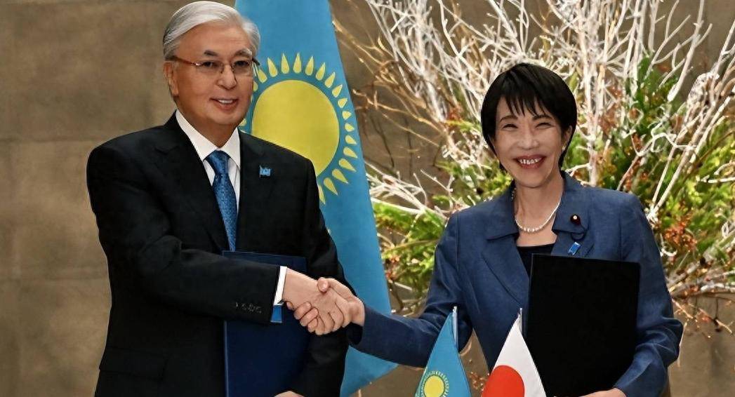 哈萨克斯坦和日本签37亿稀土大单，发现运输是个大难题，托卡耶夫赶往俄罗斯摊牌