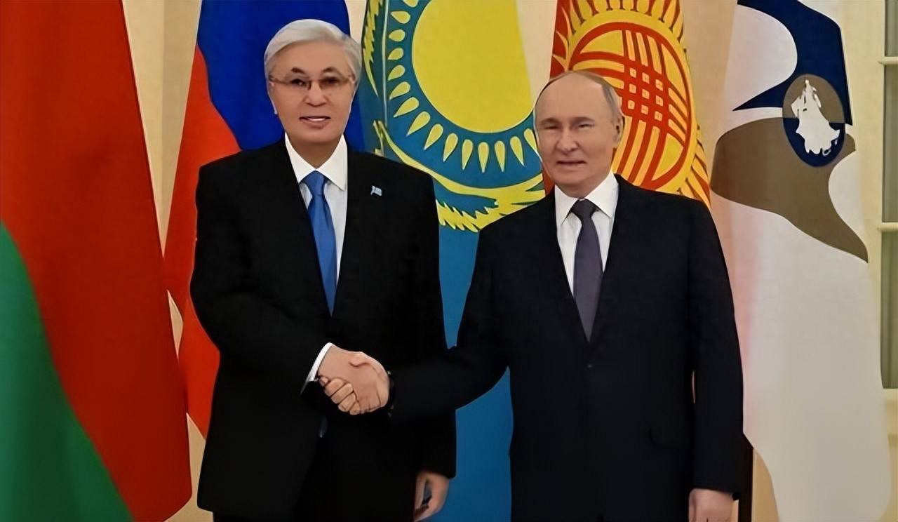 哈萨克斯坦和日本签37亿稀土大单，发现运输是个大难题，托卡耶夫赶往俄罗斯摊牌