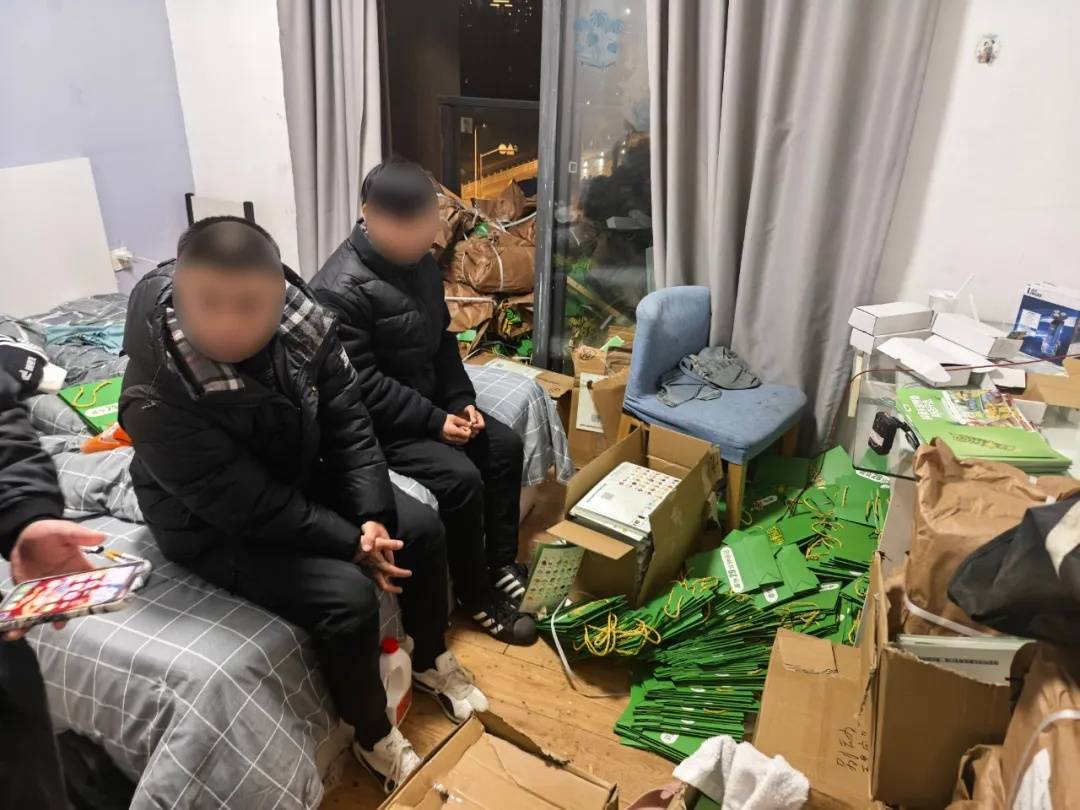 上海警方：多名来沪人员窜至居民小区，已被抓获！家门口出现这种袋子，千万小心→