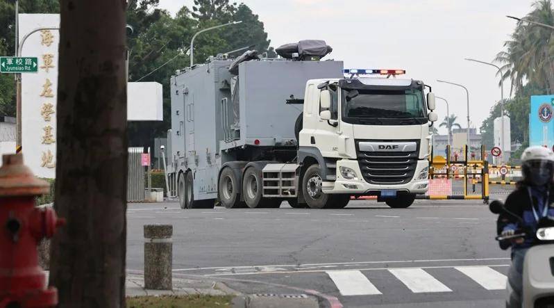 8个台军中将通报：解放军89架战机出击，055开火，075舰逼近台岛