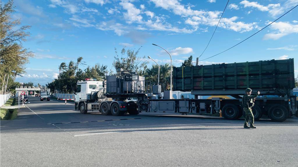 8个台军中将通报：解放军89架战机出击，055开火，075舰逼近台岛