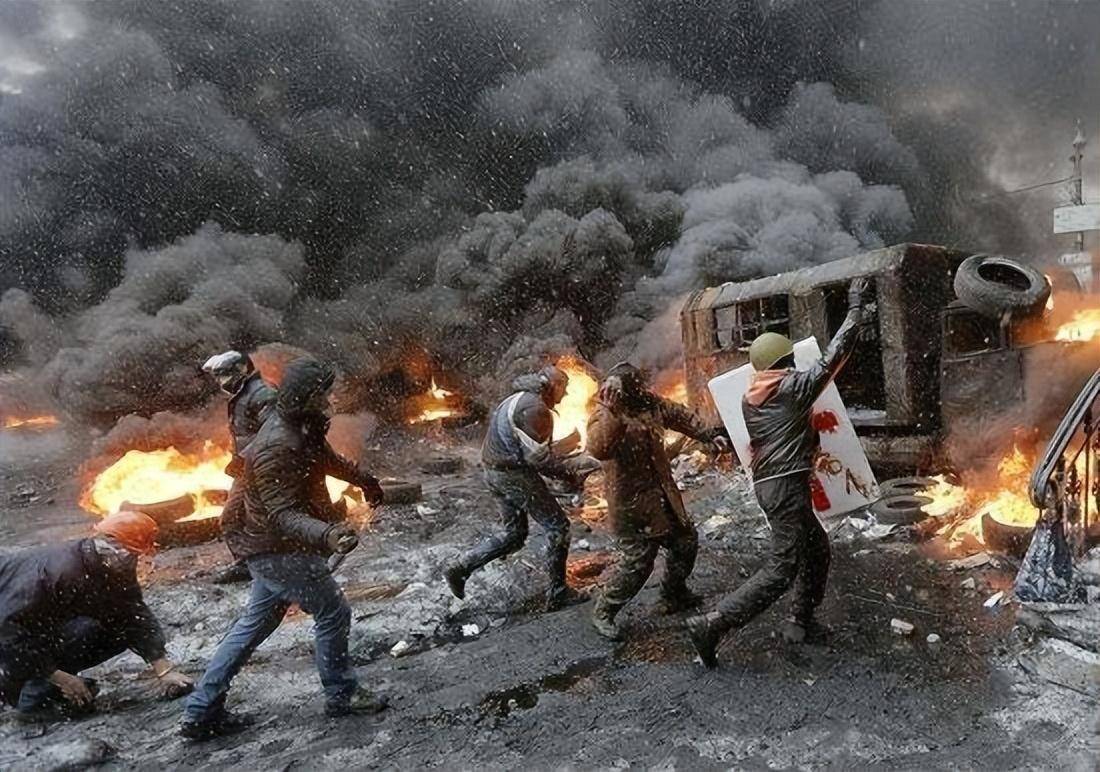 死伤惨重！乌克兰彻底杀疯突袭俄控区，对自己人都动手，普京或被逼斩首乌决策中心