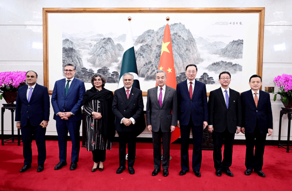 王毅：我们从不认为哪一个国家可以充当国际警察