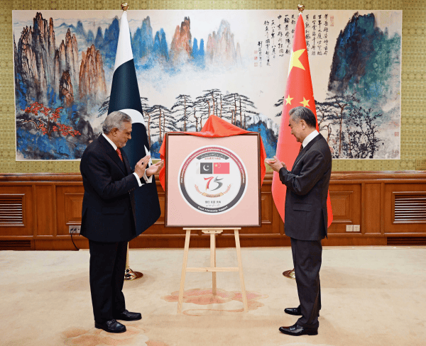 王毅：我们从不认为哪一个国家可以充当国际警察