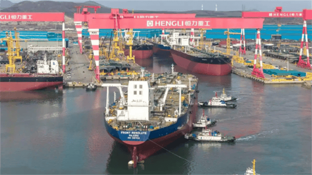 比福建舰还大！4艘万吨巨船同时出坞，美这才明白，输给中国了