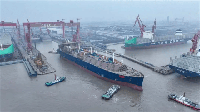 比福建舰还大！4艘万吨巨船同时出坞，美这才明白，输给中国了