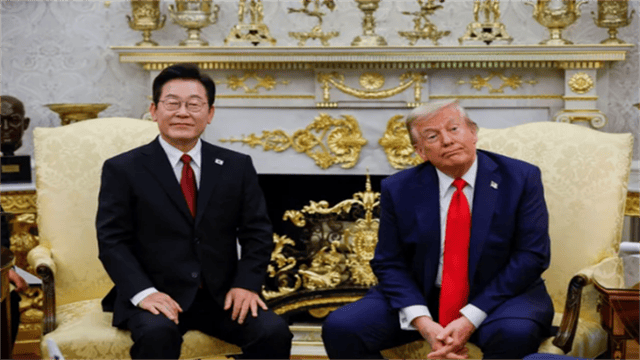 比福建舰还大！4艘万吨巨船同时出坞，美这才明白，输给中国了