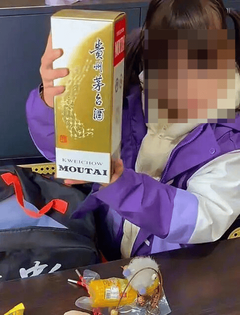 “小学生在学校跳蚤市场50元淘到茅台”视频热传 相关工作人员：家长为好耍拍的段子，已向学校致歉