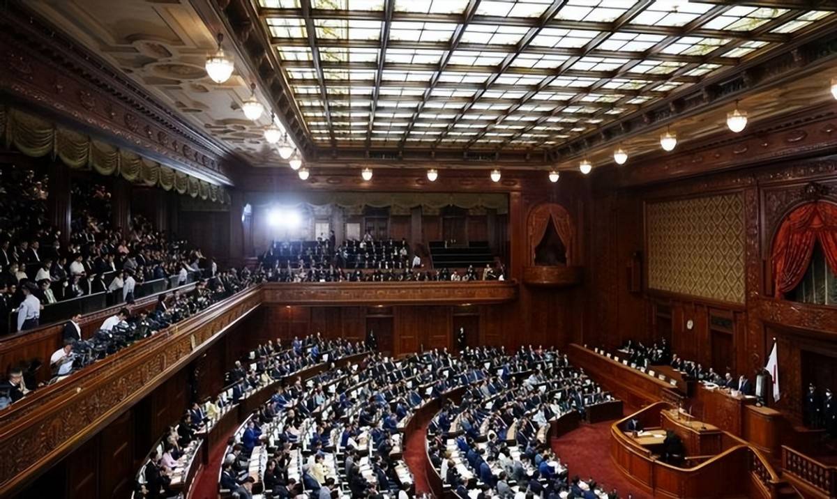 172：233！日本政坛已变天，高市早苗疯狂洗牌，新首相浮出水面，给中方提了个醒