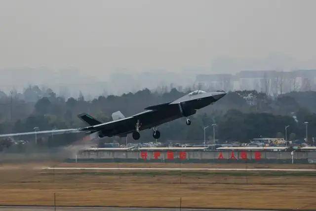 官宣！歼-20正式迈入“5.5代战机”时代，性能上有了哪些进步？