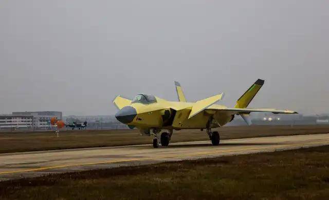 官宣！歼-20正式迈入“5.5代战机”时代，性能上有了哪些进步？