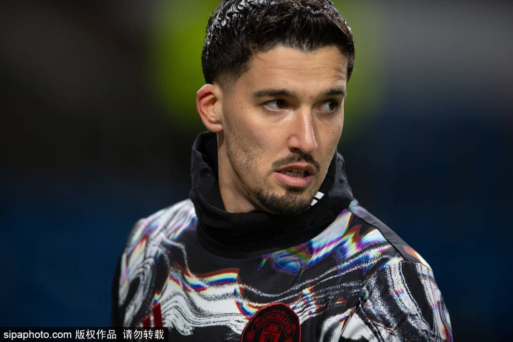 曼联的中场重塑计划:夏窗引援目标揭晓,红魔重返欧战的关键所在!