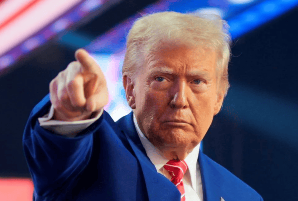 不打伊朗了？特朗普调转“枪口”，又一场“大战”恐爆发，绍伊古登机离京