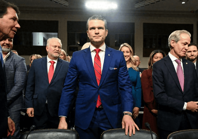 不打伊朗了？特朗普调转“枪口”，又一场“大战”恐爆发，绍伊古登机离京