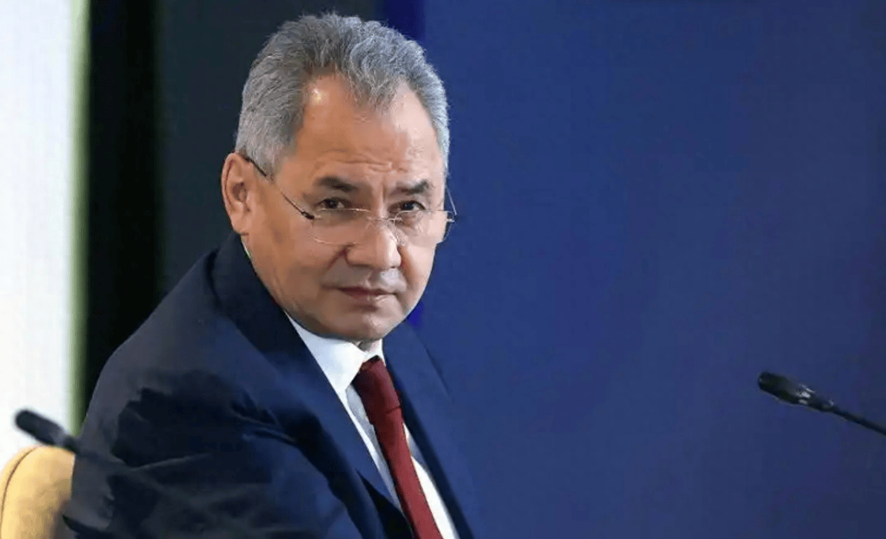 不打伊朗了？特朗普调转“枪口”，又一场“大战”恐爆发，绍伊古登机离京