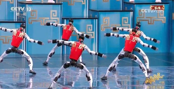热搜爆了！机器人“扎堆”上春晚，表演翻跟头、“伸头”绝技、蔡明时隔多年又和机器人联动了