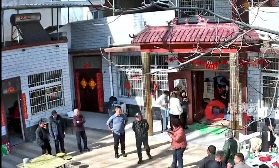 30余人欢聚2小时各自离去，男子回看监控：无法用言语表达