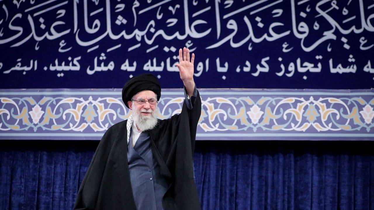 7个摄像头同时熄灭！250名死士突袭哈梅内伊总部，100人被杀