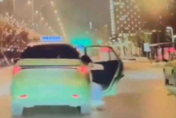 “女子从行驶出租车跳下”，警方通报