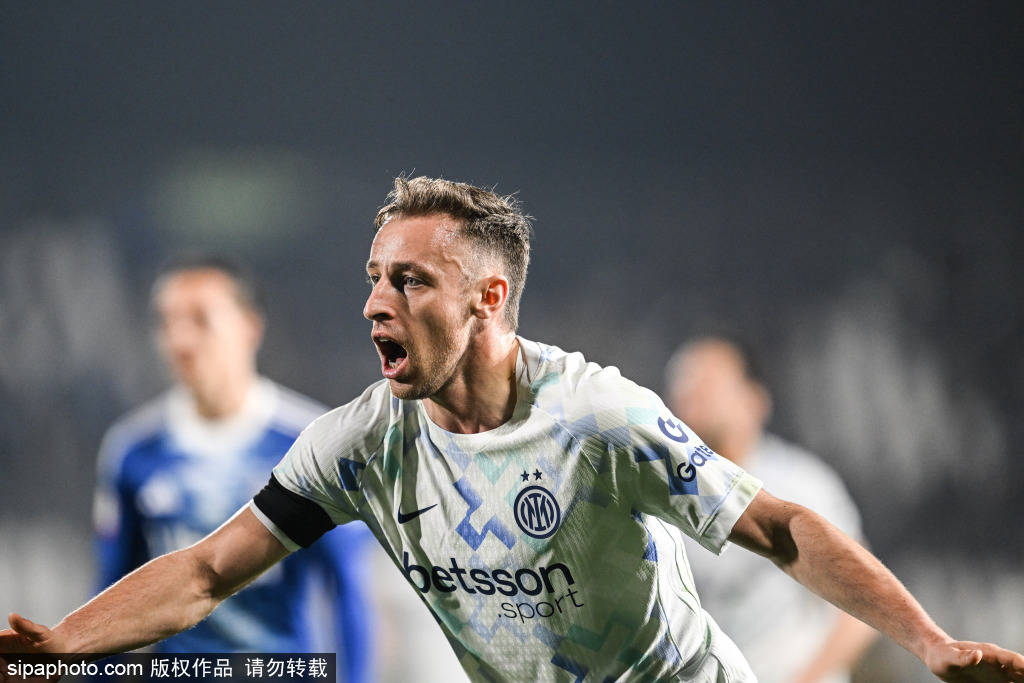 邓弗里斯赛后抗议裁判判罚，国米1-1战平亚特兰大引发争议