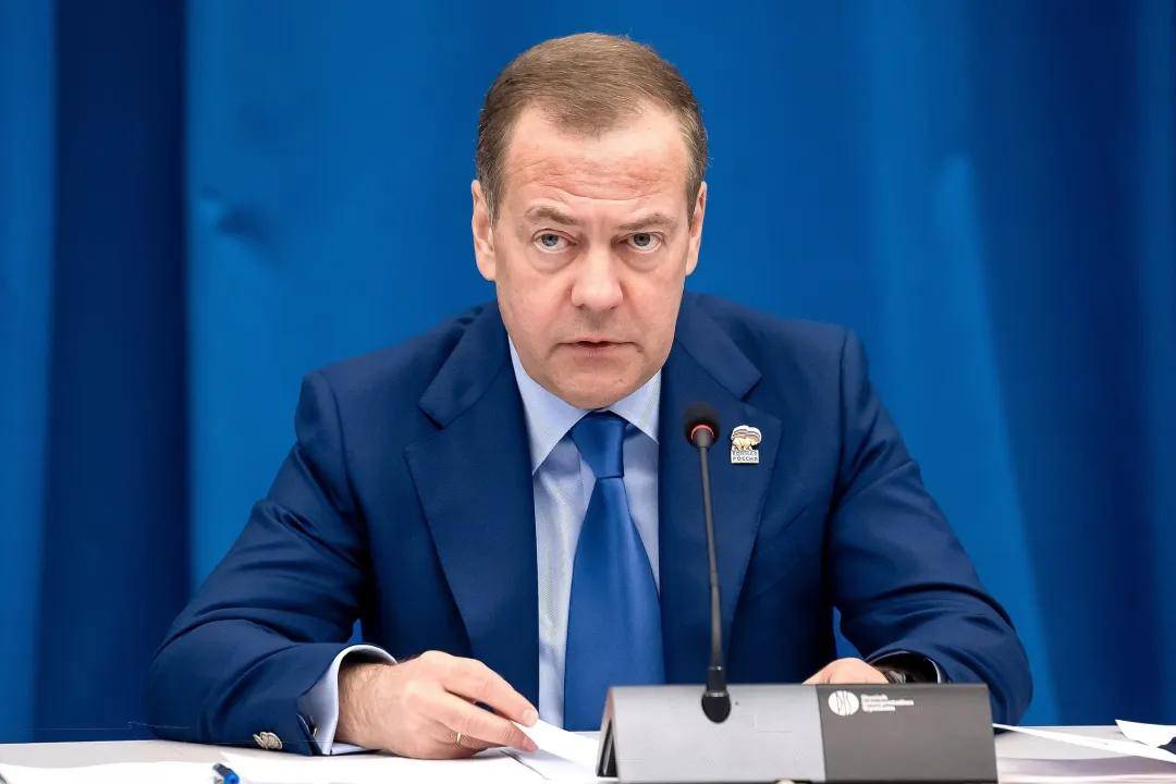 梅德韦杰夫:美国打击伊朗是严重战略错误,付出代价的很可能是下届美国政府