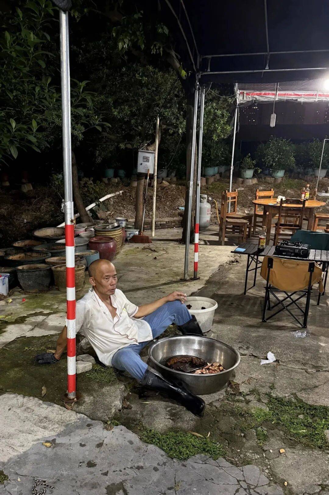 “我准备倒闭了！”广东爆火鸡煲店老板再发声：你们去隔壁吧，我这是冰冻鸡，别来了；儿子：家里有养鸡场，最多还能撑一到两个月