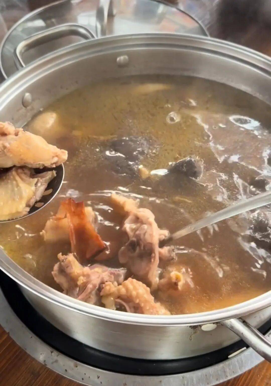 “我准备倒闭了！”广东爆火鸡煲店老板再发声：你们去隔壁吧，我这是冰冻鸡，别来了；儿子：家里有养鸡场，最多还能撑一到两个月