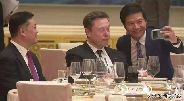 雷军晚宴“追星”，举手机与马斯克合影，马斯克眨眼配合