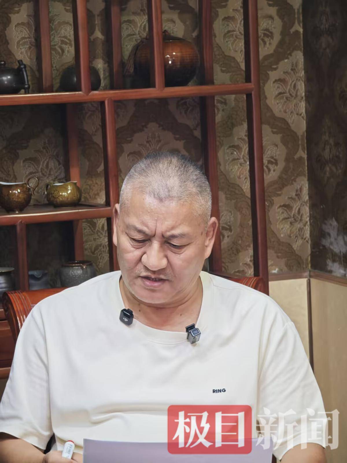 59岁梁实第30次高考总分为423分，差本科线32分，得知成绩他懊恼得直拍凳子