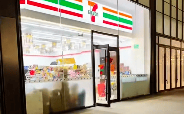 山东一711便利店关东煮汤锅中漂浮大量黑色飞虫，涉事门店：因夜间周边关灯后店内灯光吸引飞虫进入，该锅食材已全部废弃并清洗锅具