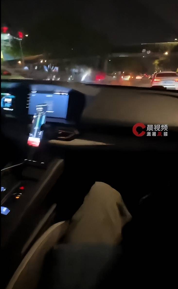 广州3名女子用高德打车,询问能否开窗被怼“打车打出优越感”,司机行驶中多次猛踩油门后刹车,平台:对司机永久封号并申请5000元抚慰金