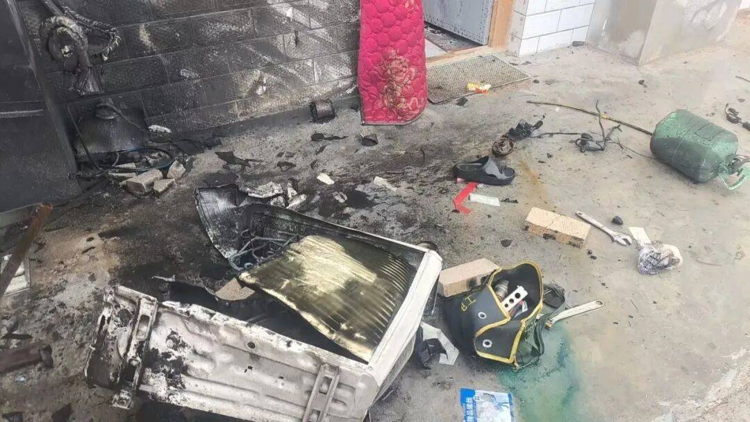 安徽一企业生产的空调在消费者维修时爆炸致三人重伤，家属称电商闭店失联，厂家拒赔