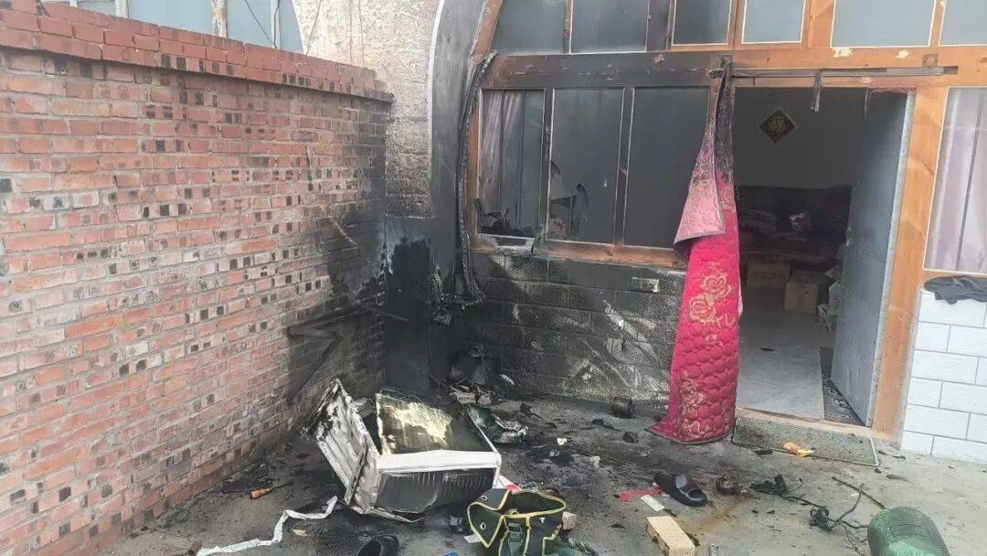 安徽一企业生产的空调在消费者维修时爆炸致三人重伤，家属称电商闭店失联，厂家拒赔