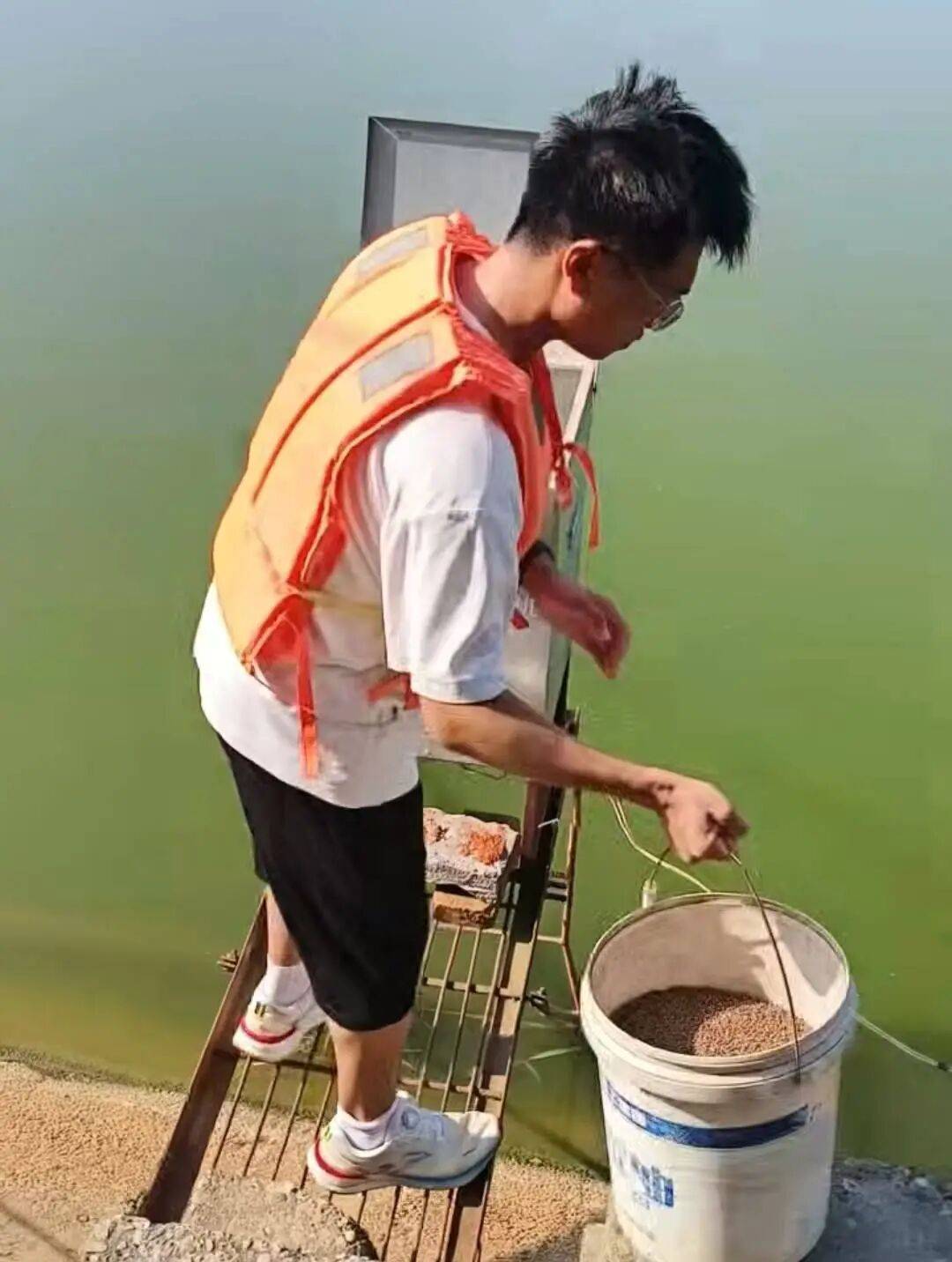 湖北一男生考了687分，已被武汉职业技术大学录取，查到录取结果时，刚从鱼塘喂完鱼回来，本人回应：想当网络工程师