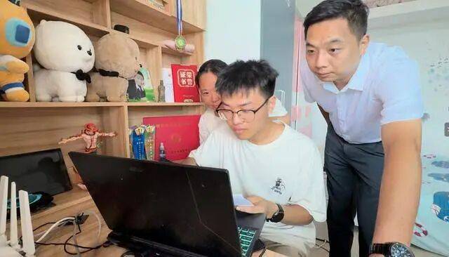 湖北一男生考了687分，已被武汉职业技术大学录取，查到录取结果时，刚从鱼塘喂完鱼回来，本人回应：想当网络工程师