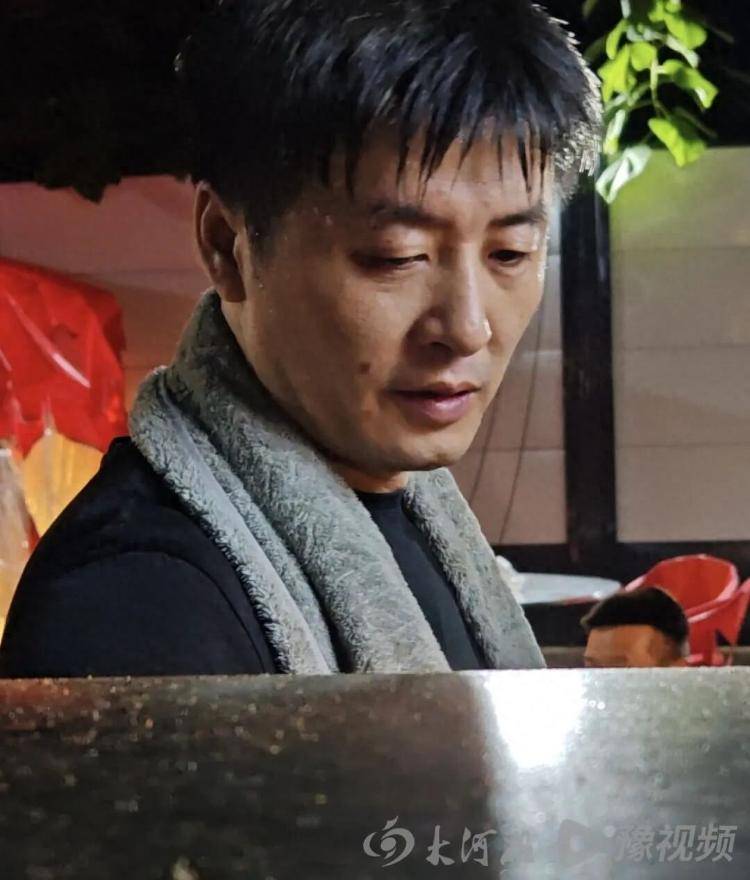 河南一烧烤摊主因五官轮廓、神态气质酷似张雪峰走红