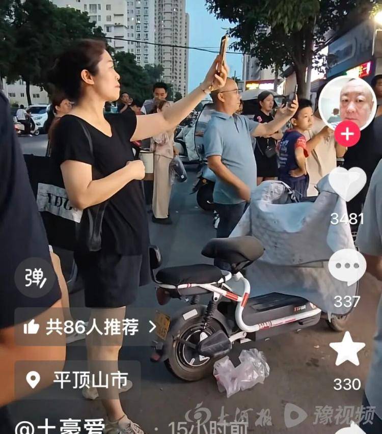 河南一烧烤摊主因五官轮廓、神态气质酷似张雪峰走红