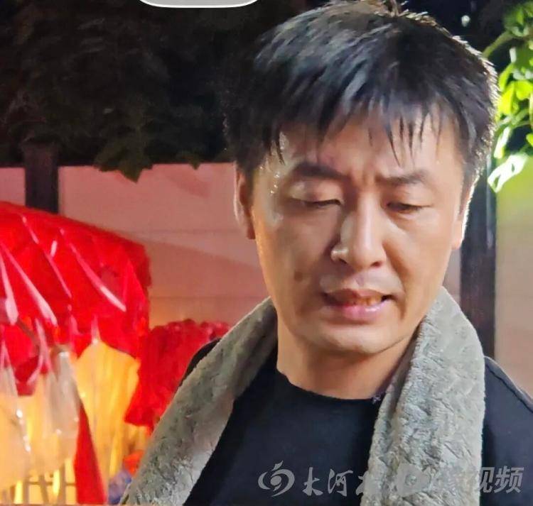 河南一烧烤摊主因五官轮廓、神态气质酷似张雪峰走红