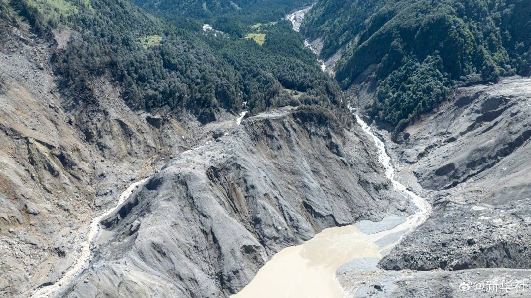 现场视频:西藏吉隆树林被冰崩气浪吹光,仍有气流带着泥沙冲来