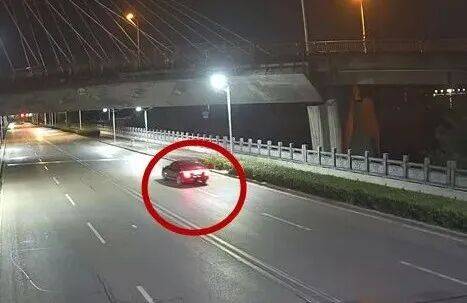 男子留宿4个同事忍不住炫耀2万元，深夜发现钱不见了！警方查明