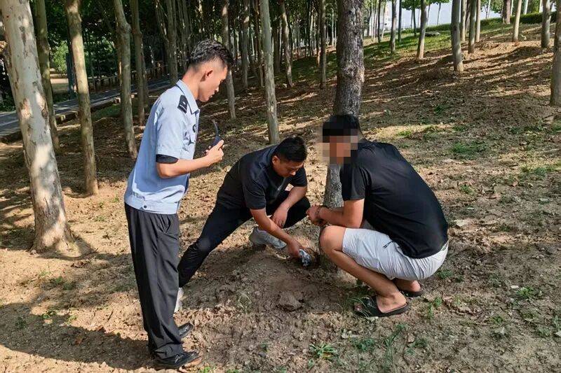 男子留宿4个同事忍不住炫耀2万元，深夜发现钱不见了！警方查明
