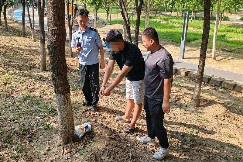 男子留宿4个同事忍不住炫耀2万元，深夜发现钱不见了！警方查明