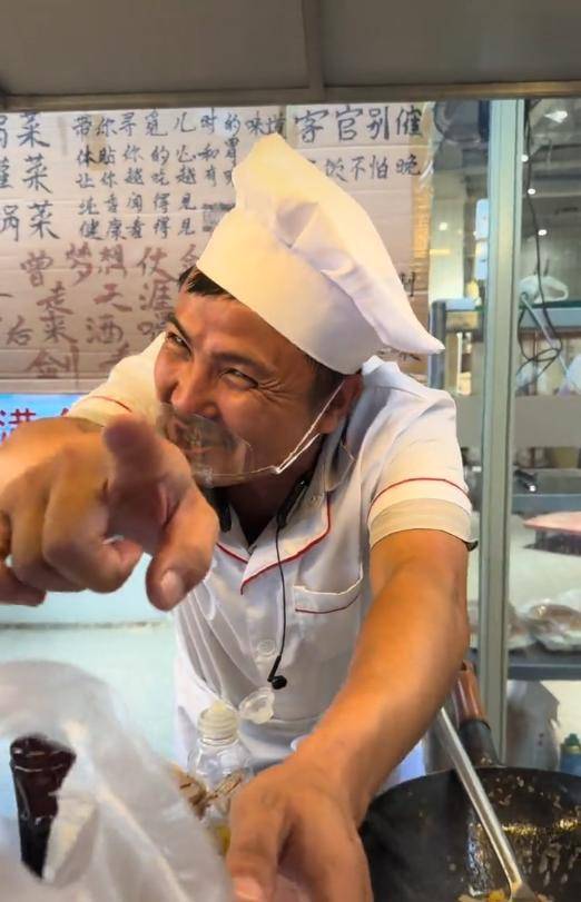 合肥一炒饭摊主长相酷似沈腾，网友称其为“合肥分腾”，当事人：有时候我还没说话，顾客就先笑了