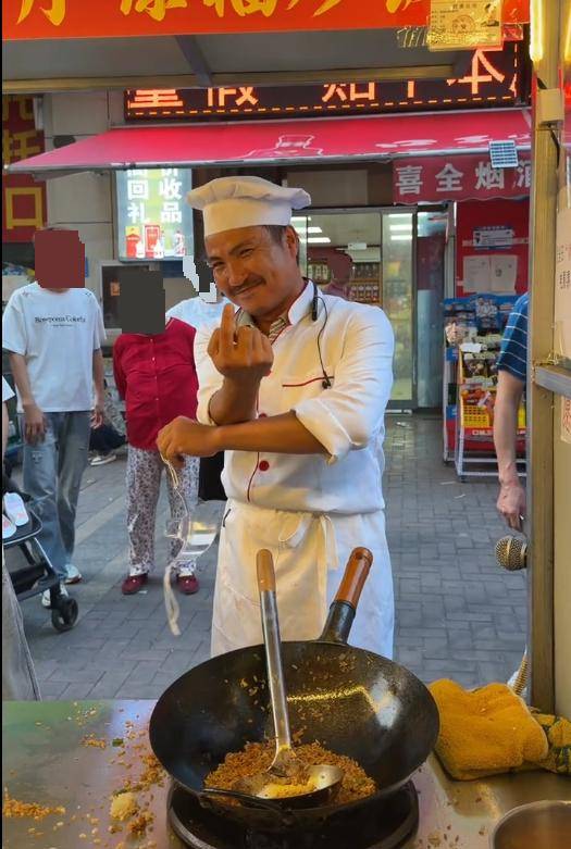 合肥一炒饭摊主长相酷似沈腾,网友称其为“合肥分腾”,当事人:有时候我还没说话,顾客就先笑了