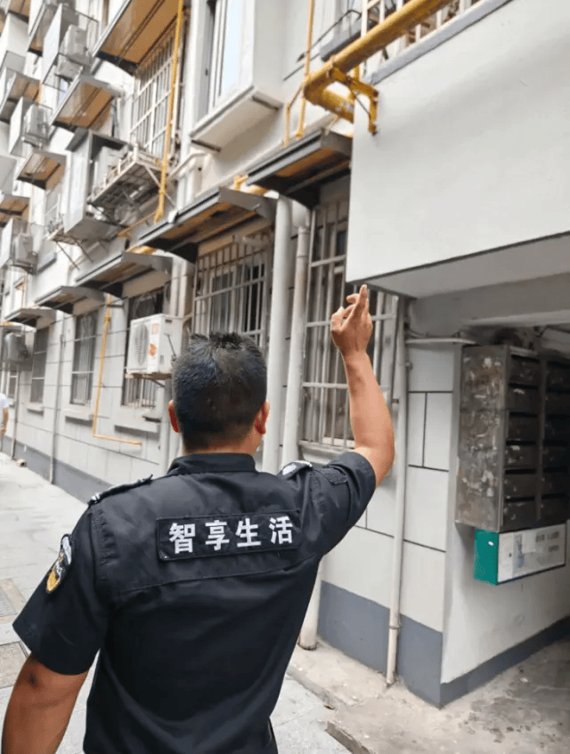 浙江一男子刚上班，捡到3张纸条，打开还有自己名字：我已20小时，没有进食进水，帮我，求你了……