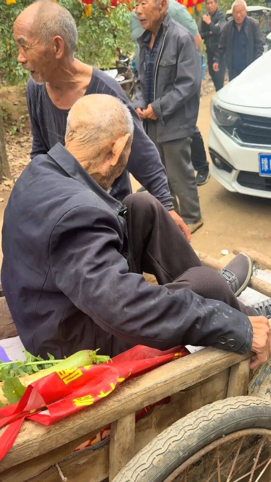 河南洛阳72岁儿子用架子车拉92岁父亲，走十里路看豫剧感动网友，村干部：老人腿脚不便，儿子天天伺候