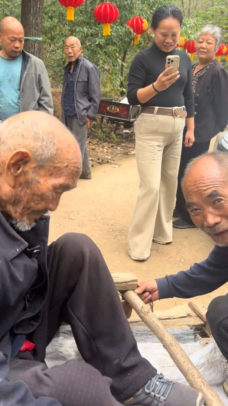 河南洛阳72岁儿子用架子车拉92岁父亲，走十里路看豫剧感动网友，村干部：老人腿脚不便，儿子天天伺候
